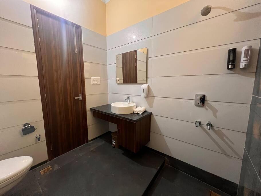 5Bhk Home Away From Home At Ranjit Avenue Amritsar Exteriör bild