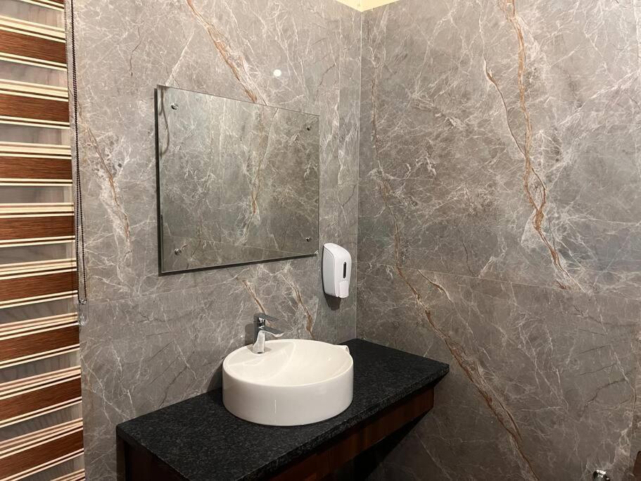 5Bhk Home Away From Home At Ranjit Avenue Amritsar Exteriör bild